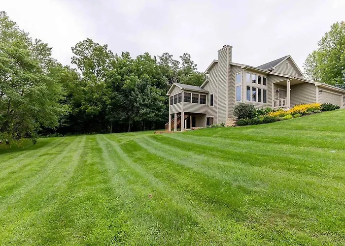 Ferienhaus Beautiful House - Hot Tub, Sunroom, Pool Table, Arcade *