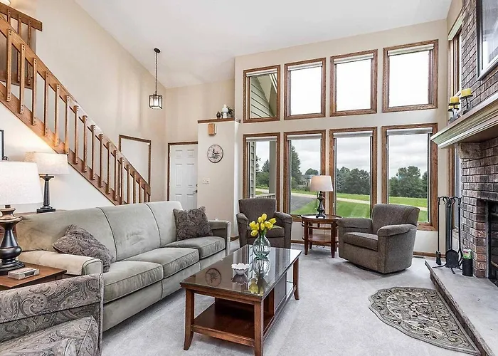 Beautiful House - Hot Tub, Sunroom, Pool Table, Arcade Galena