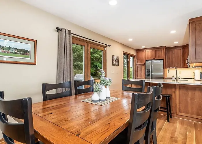 Ferienhaus Beautiful House - Hot Tub, Sunroom, Pool Table, Arcade *