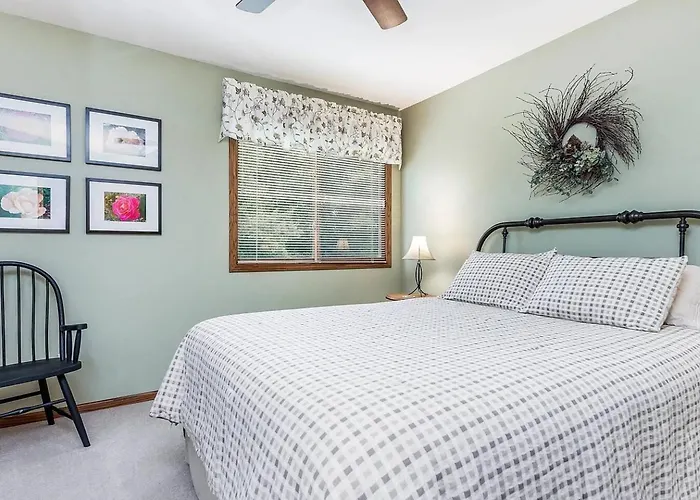Beautiful House - Hot Tub, Sunroom, Pool Table, Arcade Galena
