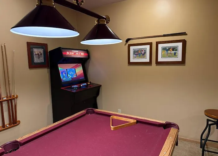 Beautiful House - Hot Tub, Sunroom, Pool Table, Arcade *