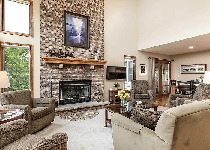 Beautiful House - Hot Tub, Sunroom, Pool Table, Arcade *