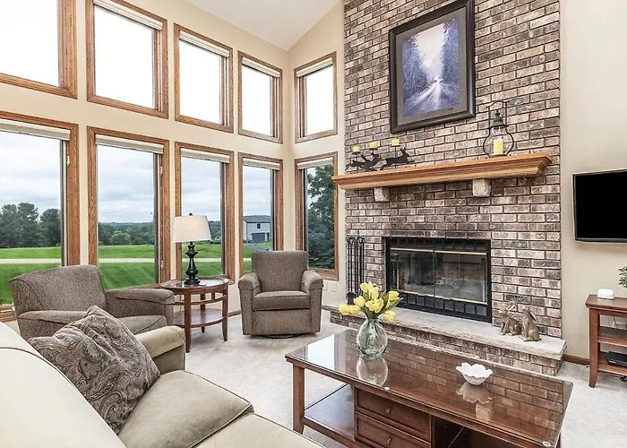 Beautiful House - Hot Tub, Sunroom, Pool Table, Arcade *