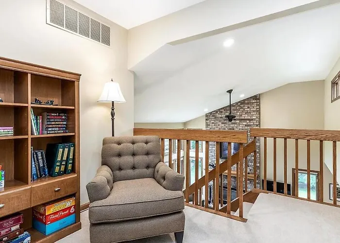 Ferienhaus Beautiful House - Hot Tub, Sunroom, Pool Table, Arcade *