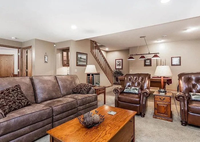 Beautiful House - Hot Tub, Sunroom, Pool Table, Arcade Galena