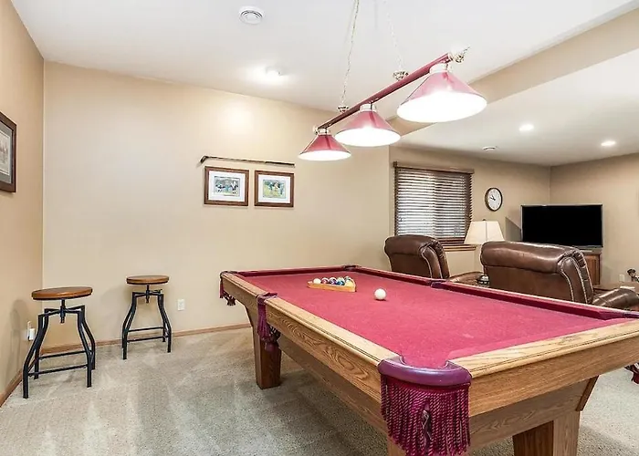 Beautiful House - Hot Tub, Sunroom, Pool Table, Arcade