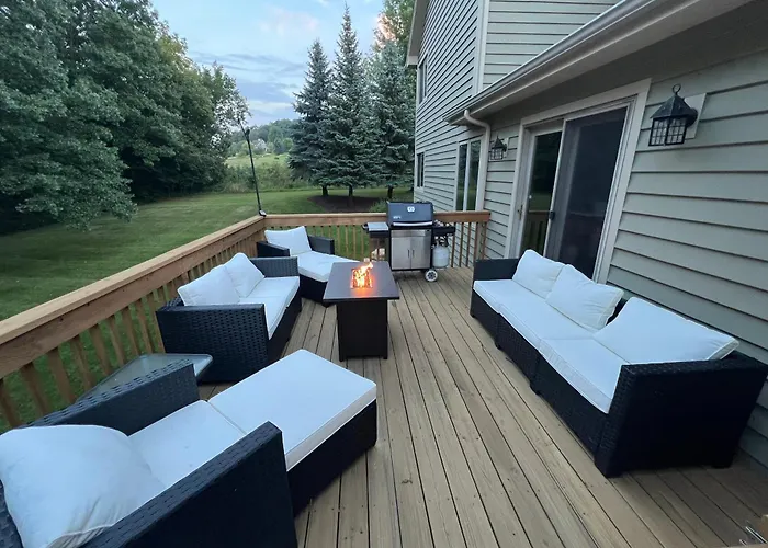 Beautiful House - Hot Tub, Sunroom, Pool Table, Arcade *