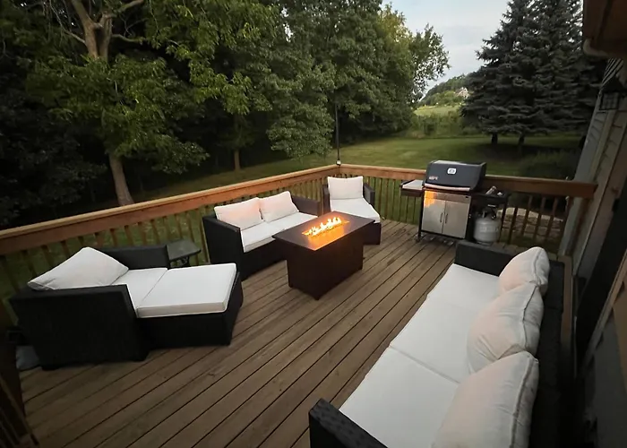 Beautiful House - Hot Tub, Sunroom, Pool Table, Arcade